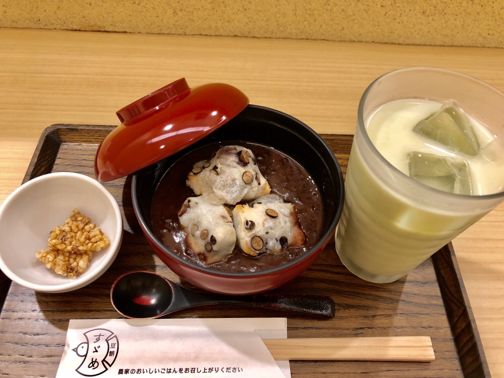 金沢駅のあんとの和カフェのすずめの豆餅ぜんざいと飲み物の麹のドリンク