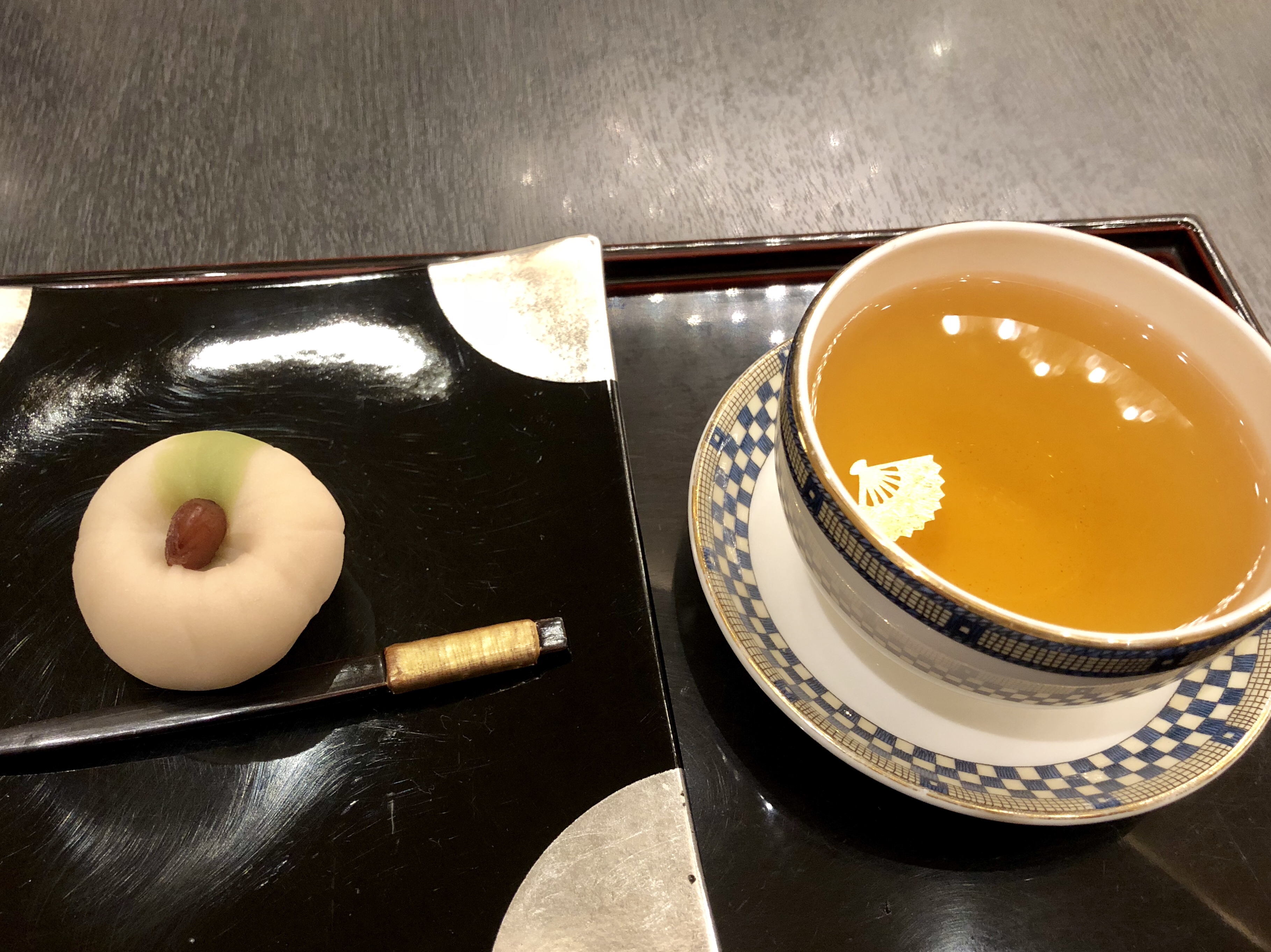 金沢市の金沢駅前のANAクラウンプラザのカフェの加賀棒茶と和菓子