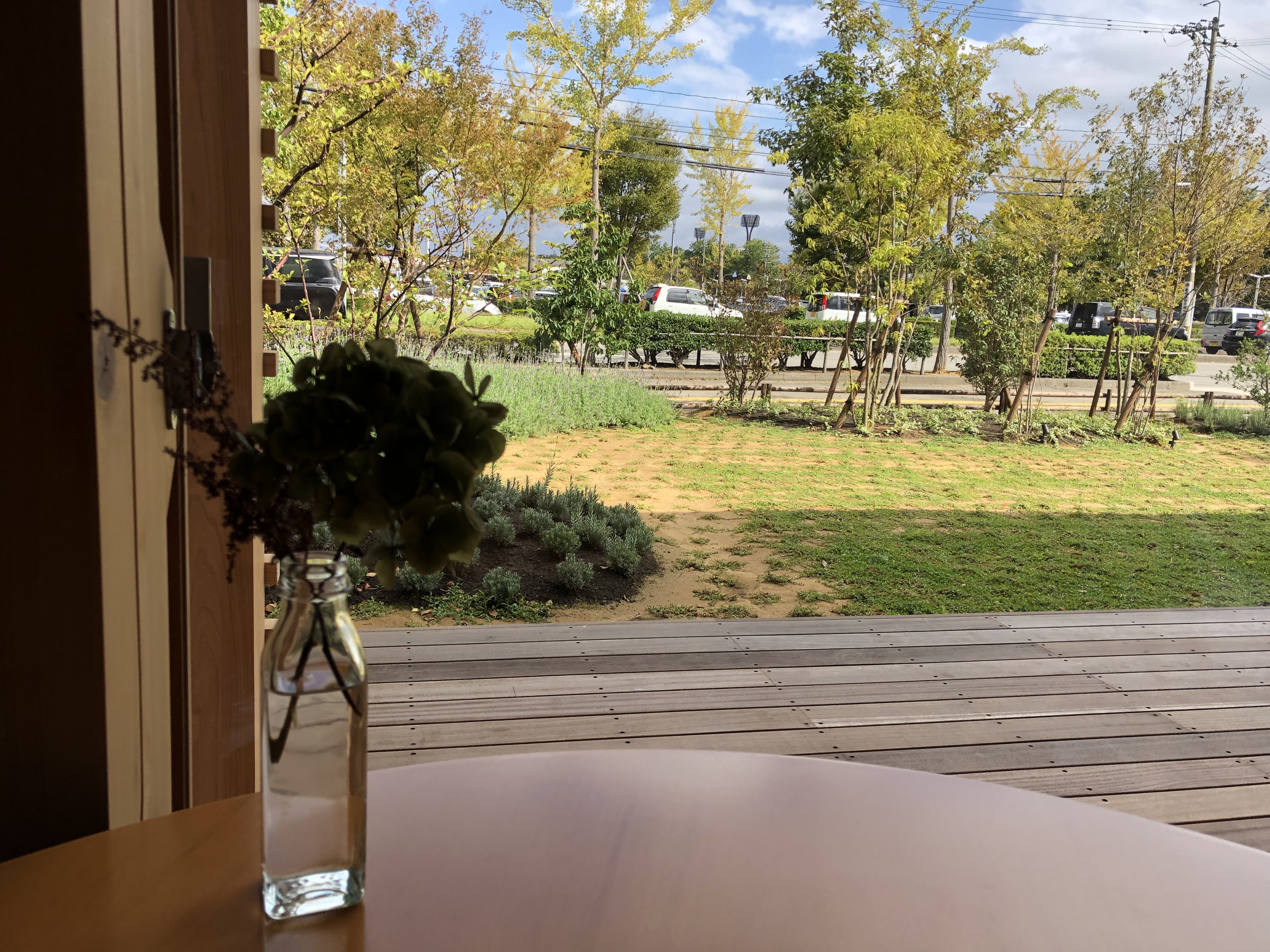 自然を感じる金沢市郊外のカフェのエピキュリアン